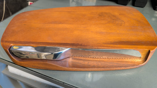 128 - Nombe Challah Board And Knife